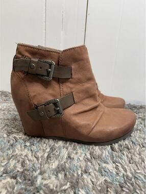 Otbt Shoes Womens 9 Rapid City Boots Fuzzy Fur Lined Soft Double Buckle Wedge